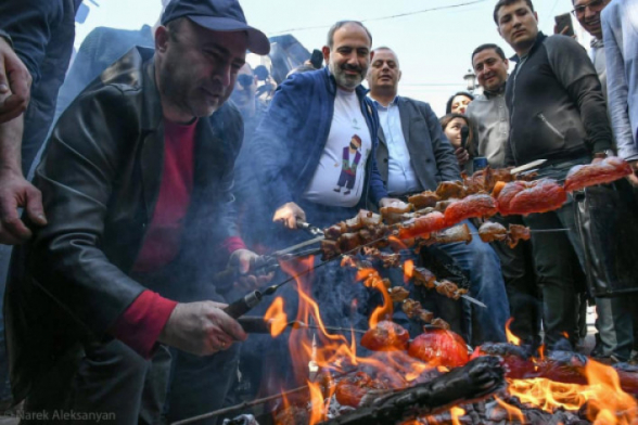 «Բնիկ» երևանցու համար պետք է ավելի զզվելի լիներ այն, որ Մաշտոցի պողոտայում մանղալը դրած՝ խորոված էին անում